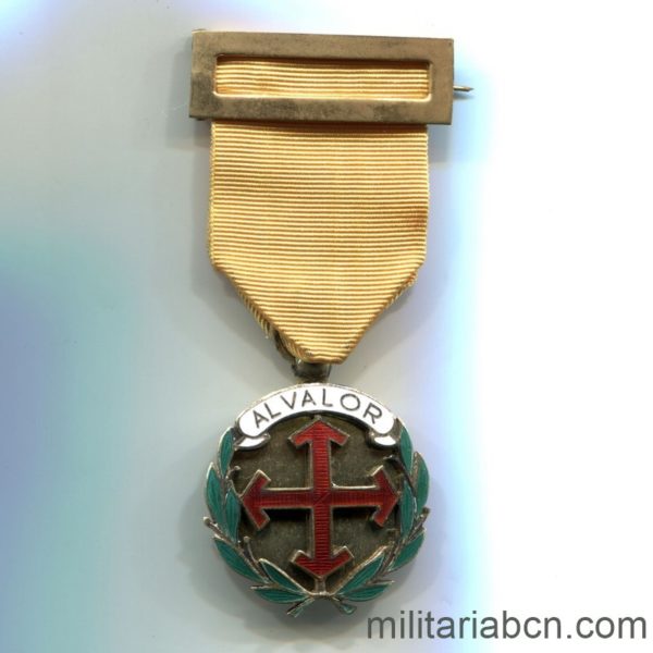 Militaria Barcelona Medalla al Valor del Frente de Juventudes. 2º Modelo. Plata. Con marcajes de plata. cinta