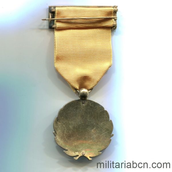 Militaria Barcelona Medalla al Valor del Frente de Juventudes. 2º Modelo. Plata. Con marcajes de plata. cinta reverso
