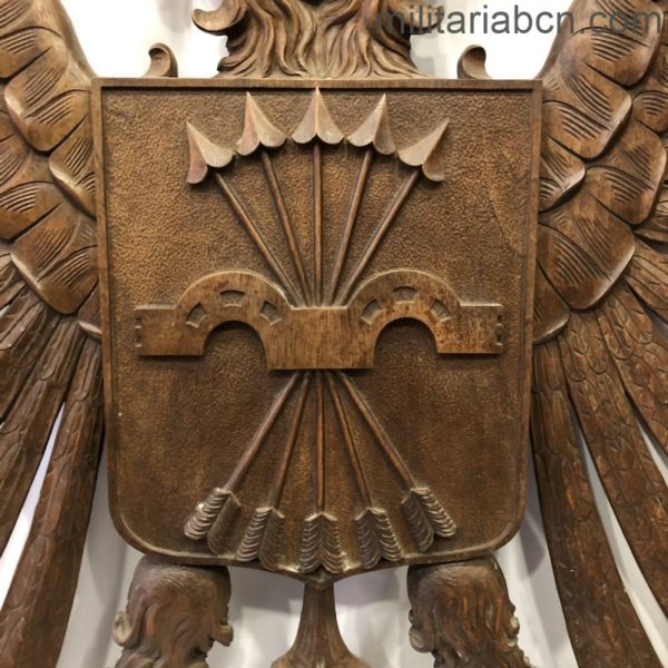 Militaria Barcelona Águila de Falange con el Yugo y las Flechas, en madera de roble. Original. Años 40. 58 x 80 cm centro