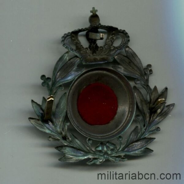 España. Insignia de gorra de la Cruz Roja.  Época Alfonso XIII. reverso