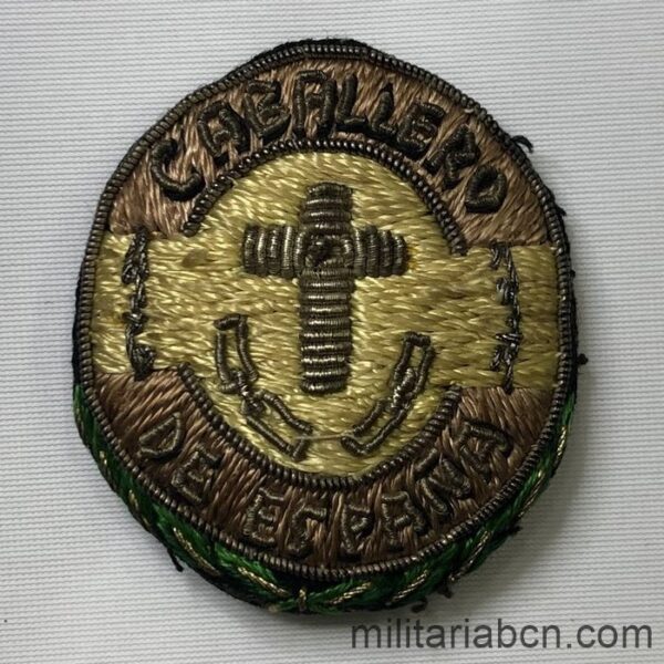 Insignia de pecho de la medalla de Caballero Cautivo . Bordada a mano. Medallas de la Guerra Civil.