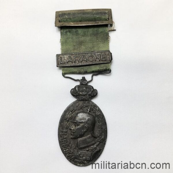 Medalla Militar de Marruecos. Con pasador Larache. 1916. Versión bronce. Versión con doble escudo en el reverso. cinta