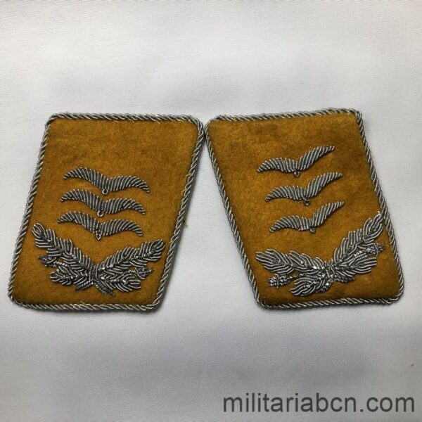 Germany III Reich. Pair of Luftwaffe Flight Captain's Neck Badges. Luftwaffe Paar Kragenspiegel Hauptmann Luftnachrichten.