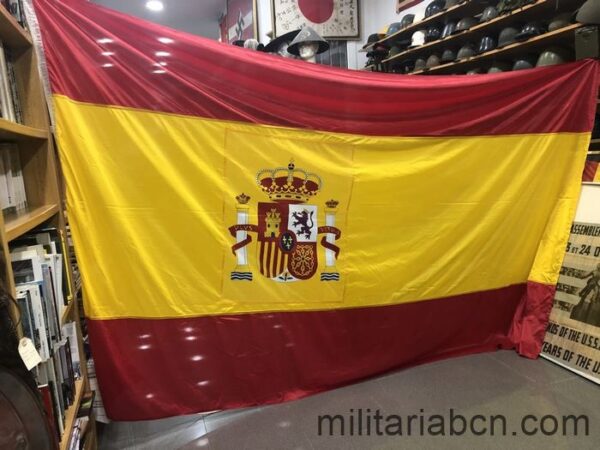 España. Bandera nacional. Escudo cosido en el centro 300 x 175 cm. Bandera española