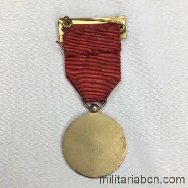 España. Medalla de la Orden de Cisneros.  1er Modelo (cinta en rojo). Medalla española cinta reverso