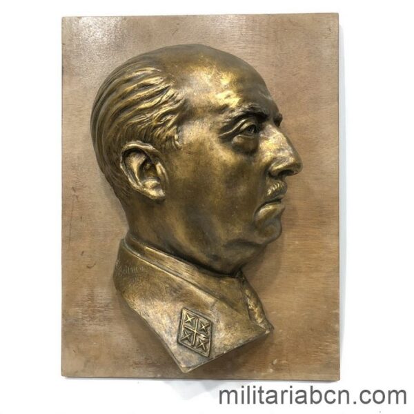 Bajorrelieve con la efigie de Francisco Franco. Firmado Beltrán 1952. Escayola sobre madera 42 x 32 x 11 cm.