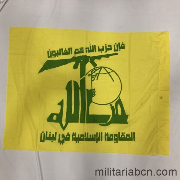 Bandera de la Milicia Chiita Hezbollah en el Líbano. 125 x 80 cm. Con el texto al-muqāwamah al-islāmīyah fīlubnān que significa La Resistencia Islámica en el Líbano. Bandera islámica