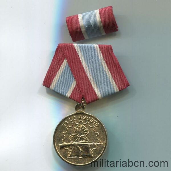 Cuba. Medalla 23 de Agosto. Distinción honorífica que fue establecida por la Federación de Mujeres Cubanas. cinta