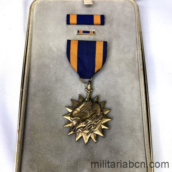 Estados Unidos de América. USA. Air Medal. Con caja de origen, pasador de diario y su miniatura. Años 70. Medalla de la Guerra del Vietnam