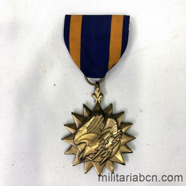 Estados Unidos de América. USA. Air Medal. Con caja de origen, pasador de diario y su miniatura. Años 70.