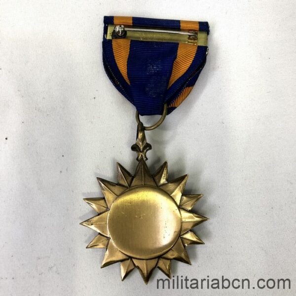 Estados Unidos de América. USA. Air Medal. Con caja de origen, pasador de diario y su miniatura. Años 70. reverso