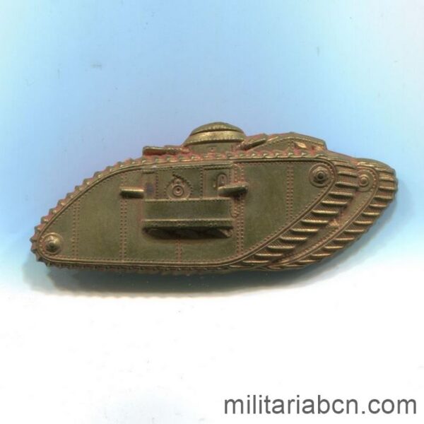 Insignia de tanquista republicano. Guerra Civil Española. Representa el tanque británico Mark 1.