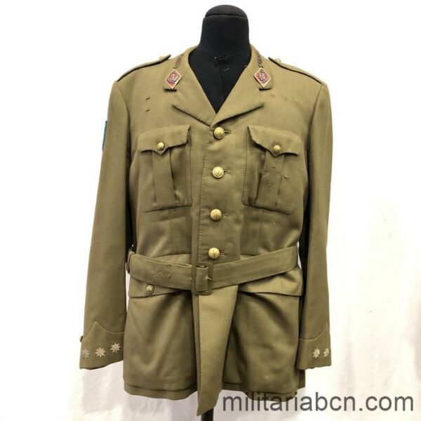 España. Guerrera o chaqueta de Coronel del Cuerpo Jurídico. Época de Franco. Insignias bordadas en el cuello.