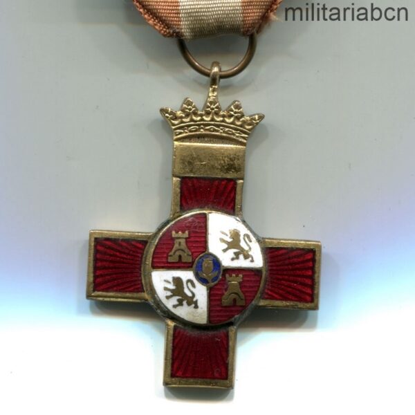 Cruz al Mérito Militar, distintivo rojo. Modelo Egaña. Con dos pasadores de repetición.