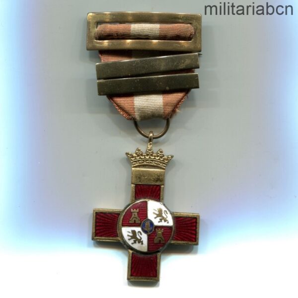 Cruz al Mérito Militar, distintivo rojo. Modelo Egaña. Con dos pasadores de repetición. cinta