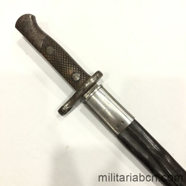Bayoneta española M1913 con vaina de cuero usada para el fusil español 1893 y el mosquetón 1916.
