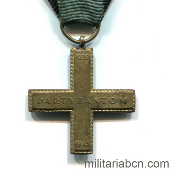 Polonia. Cruz de los Partisanos. Instituida en 1945 para distinguir a los Partisanos combatientes en la Segunda Guerra Mundial.