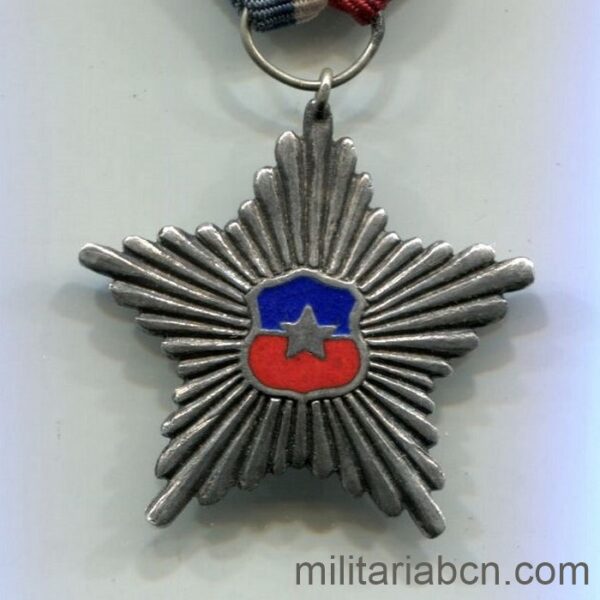 Chile.  Estrella al Mérito Militar de las Fuerzas Armadas.   Cruz de 20 Años de Servicio. Primer Modelo.