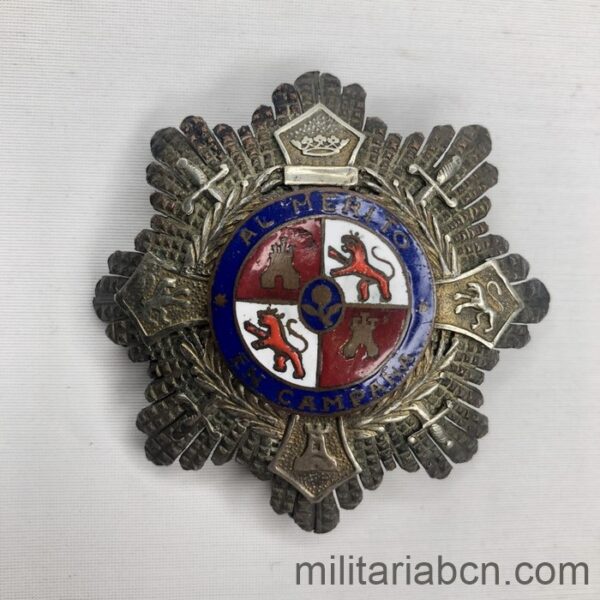 Cruz de Guerra o Mérito en Campaña. Modelo Egaña, leones en rojo. 1938-1942.