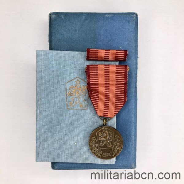 República Socialista de Checoslovaquia.  Medalla Al Servicio a la Patria.  Con caja de origen y documento de concesión fechado en 1984.