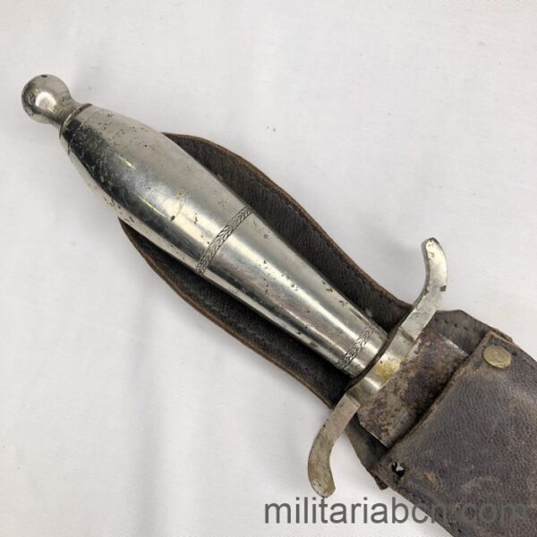 Cuchillo con empuñadura en aluminio. Segunda mitad del siglo XIX. Con funda en cuero.