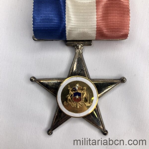 Chile. Medalla de Caballero de la Orden al Mérito. Con miniatura y caja de origen.