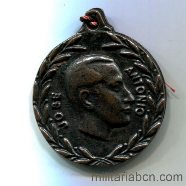 Medalla de Falange Española de las JONS. Con la efigie de José Antonio. Años 70.