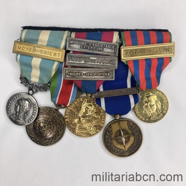 Francia. Pasador con cinco medallas militares contemporáneas por servicio en la Ex Yugoslavia.