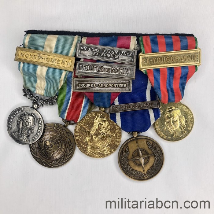 Pasador con tres medallas militares - No solo fiesta
