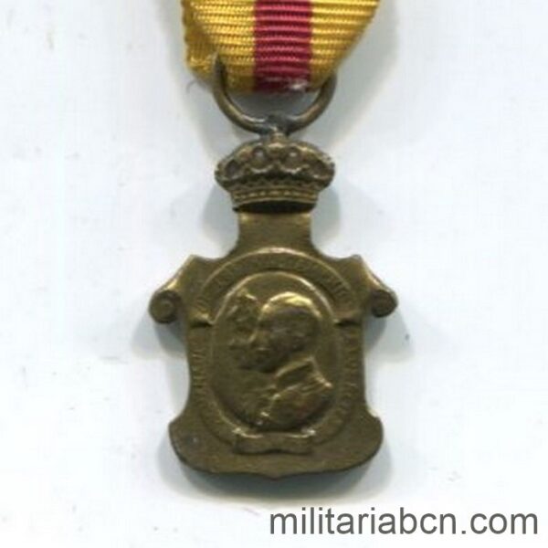 Miniatura de la Medalla de Homenaje de los Ayuntamientos a SSMM los Reyes. 1925. Medalla alfonsina