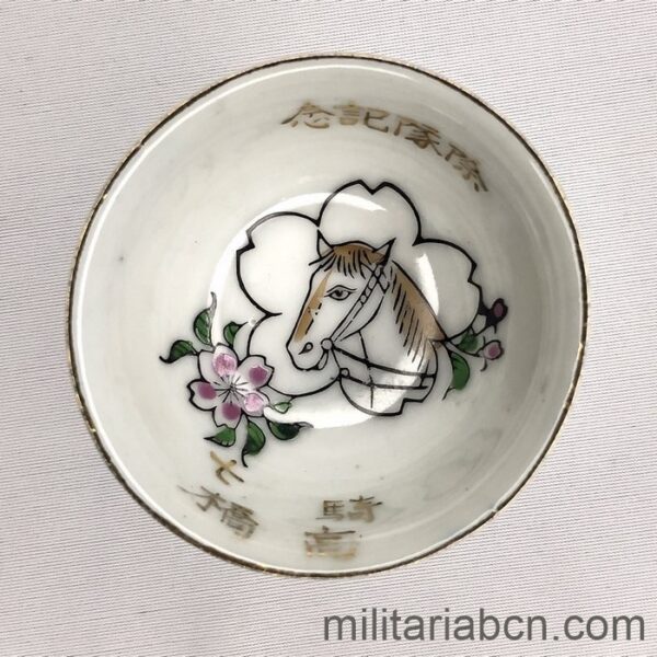 Japón. Taza o bol de Sake de temática militar. Caballería. Período Showa anterior a 1945. 53 mm. N4
