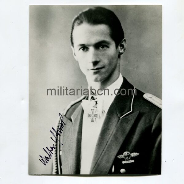 Fotografía autografiada por Walter Schuk, piloto condecorado con la Cruz de Caballero.
