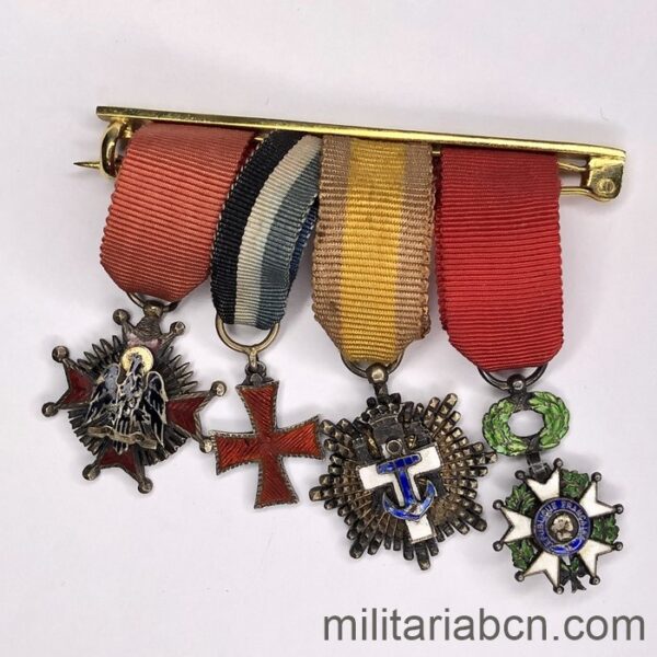 Pasador con 4 miniaturas. Época de Franco. Cisneros, Mérito Naval. Legión de Honor francesa. Pasador con 4 miniaturas. Medalla españolas