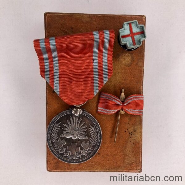 Japan. Red Cross member medal with rosette, lapel pin and original cardboard box.