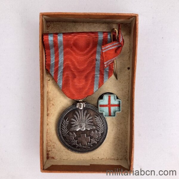 Japón. Medalla de miembro de la Cruz Roja con roseta, insignia de solapa y caja de cartón de origen