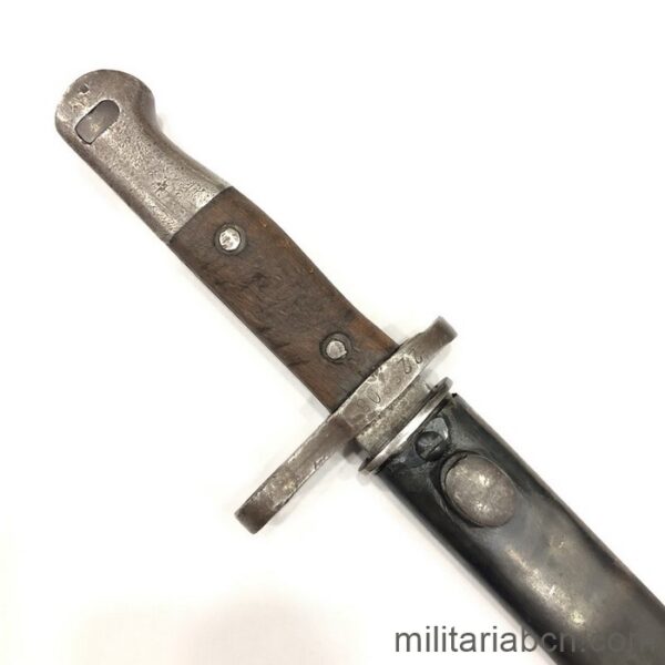 Turquía. Bayoneta turca Modelo 1935 para el Mauser M1893 o el M1903. Bayoneta marcada AS.FA, abreviación de Askari Fabrika (fábrica militar). Numerada y con marcajes de aceptación. La vaina no cierra completamente.