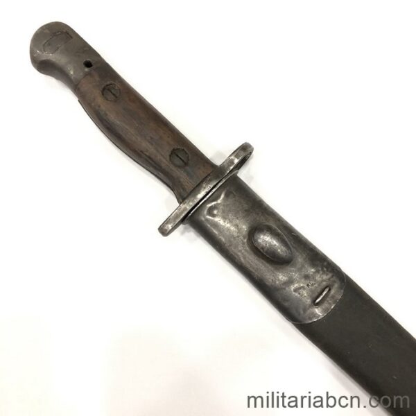 Australia. Bayoneta australiana modelo 1907 o M1907 con vaina de cuero de origen. La hoja está marcada MA1907 (Machinery Armament, Modelo 1907), 3 44 (marzo de 1944),