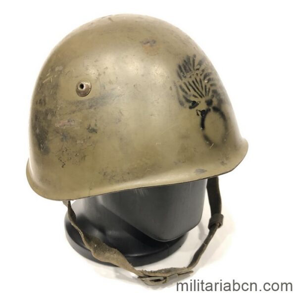 Italia. Casco italiano M33 de la Segunda Guerra Mundial. Calca Bersaglieri de posguerra.