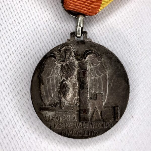 Italy. Italian East Africa Commemorative Medal. Fascist era. Un colpo de piccone vale un colpo di moschetto