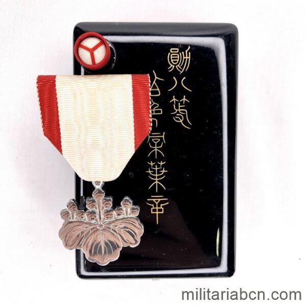 Japan. Order of the Rising Sun 8th Class from the Meiji or Taisho period (1900-1920). With lacquered wooden box and flap badge.