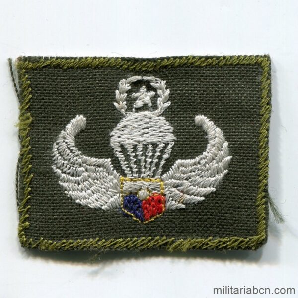 Philippines. Cloth Parachutist wings. Master. Army. Green.
