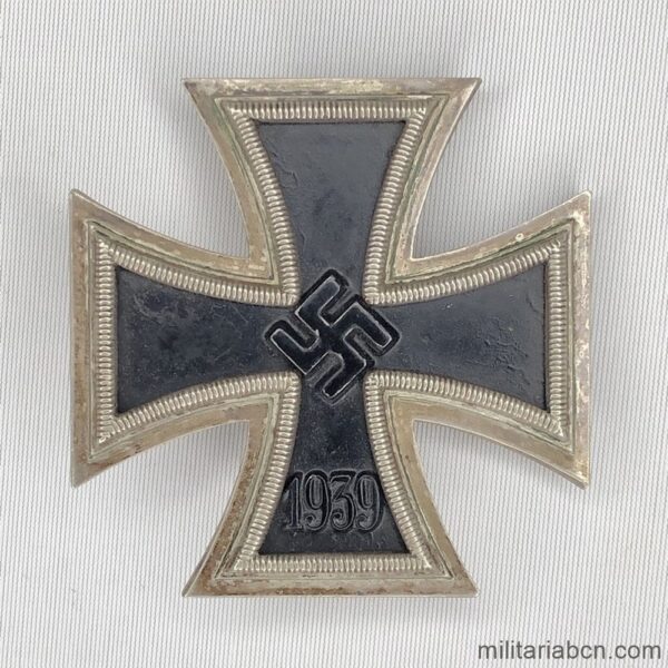 Alemania III Reich. Cruz de Hierro de 1ª Clase. Modelo 1939. 2ª Guerra Mundial. Centro magnético. Fabricada en tres piezas. Aguja marcada 26.