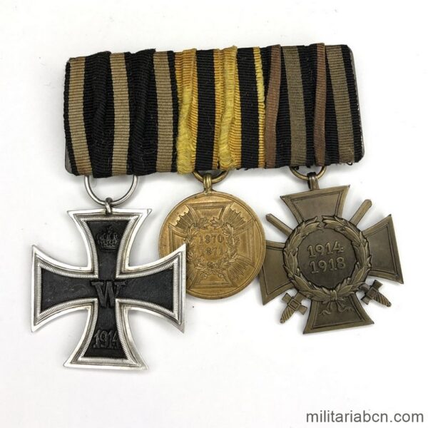 Alemania Imperial. Pasador con la Cruz de Hierro 1914 de 2ª Clase. Medalla de la Guerra Franco Prusiana y Cruz de Honor 1914-18 con espadas. Pasador de medallas alemanas de la Primera Guerra Mundial.