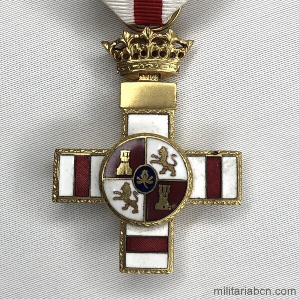 España. Medalla o Cruz al Mérito Militar. Distintivo blanco, pensionada. Época de Franco. Medalla militar española.