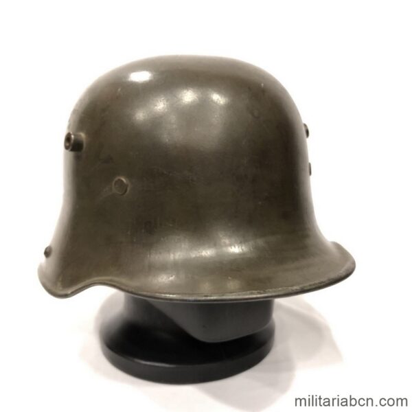 Germany. WWI German M16 Helmet Imperial Germany. German M16 or Stahlhelm M1916 helmet from the First World War. Variant of 1917 with the inner band of steel.