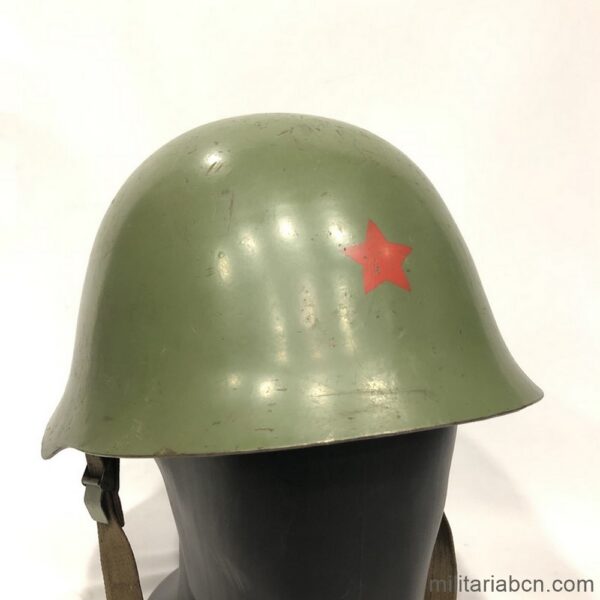 Yugoslavia. Casco yugoslavo modelo 59/85. Con estrella roja pintada en el frontal. Utilizado desde 1985 y en la guerra de los Balcanes 1991-1995. Color verde del Ejército.
