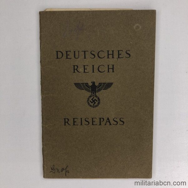 Alemania III Reich. Deutsches Reich Reisepass. Pasaporte alemán de 1939 con fotografía y los datos personales de su propietario.