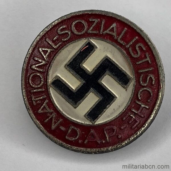 Alemania III Reich. Insignia del partido nacional socialista alemán NSDAP. Pintada. Marcaje RZM M1/63. Fabricada por Steinhauer & Lück-Lüdenscheid