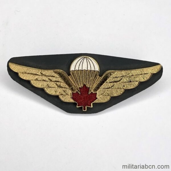 Canadá. Insignia de alas paracaidistas en metal. Paracaídas en blanco. Hoja en rojo. Basic