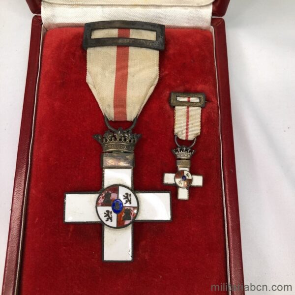 Cruz al Mérito Militar distintivo blanco con su miniatura y caja de origen. Concedida en 1950 a un Coronel.